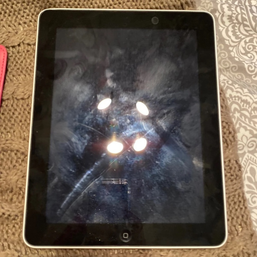 First generation IPad - Picture 1 of 4